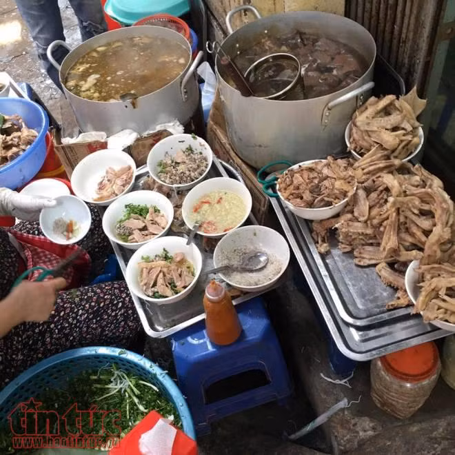 Bún ngan Nhàn, xếp hàng cũng 'chơi' ảnh 1