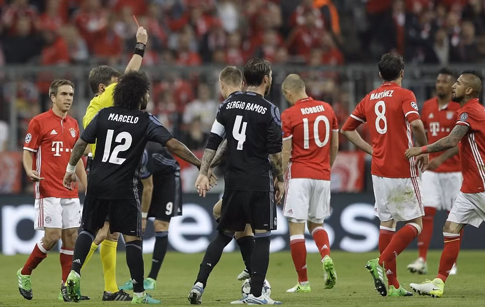 Ronaldo lập siêu kỷ lục 100 bàn, Kền kền trắng hạ Hùm xám ngay tại Allianz Arena ảnh 3