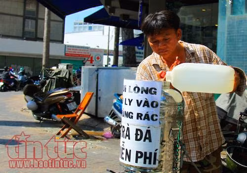 ‘Trà đá miễn phí’ dịu mát lòng người Sài Gòn dưới cái nóng 38 độ C ảnh 2