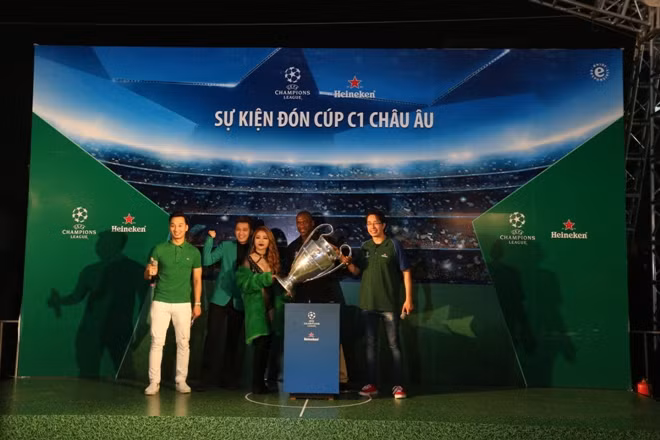 Cúp UEFA Champions League náo nhiệt sân Hàng Đẫy ảnh 10