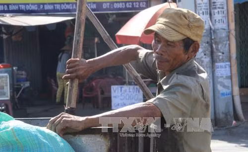 Người thương binh cần mẫn làm sạch dòng kênh bị ô nhiễm ảnh 3