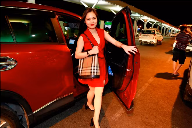 Giang Hồng Ngọc váy đỏ rực rỡ đi lưu diễn cùng Phi Nhung ảnh 3