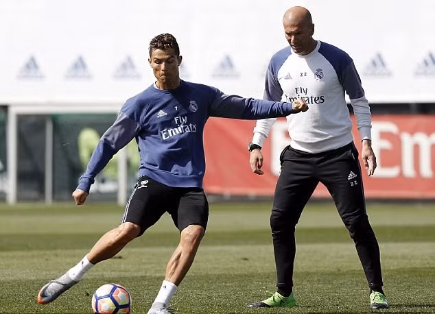 Cristiano Ronaldo, Gareth Bale và Karim Benzema nghỉ dưỡng sức đón những trận cầu khó ảnh 1