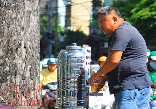 ‘Trà đá miễn phí’ dịu mát lòng người Sài Gòn dưới cái nóng 38 độ C ảnh 4