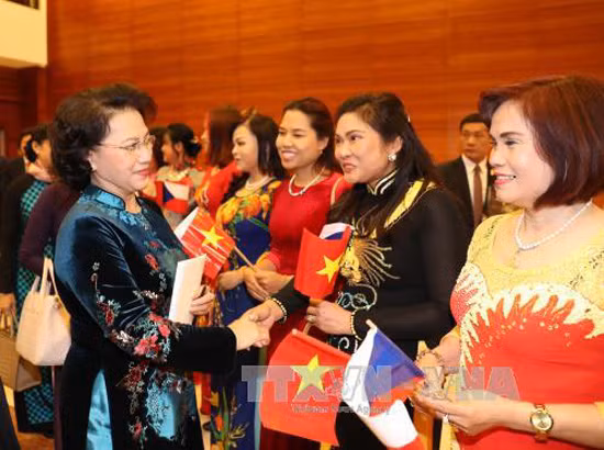 Chủ tịch Quốc hội gặp đại diện người Việt tại châu Âu ảnh 2