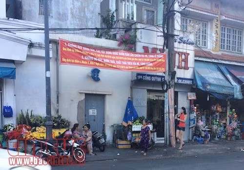 Băng rôn tuyên truyền, biển báo cấm 'thất thủ' với buôn bán, hàng rong ảnh 6