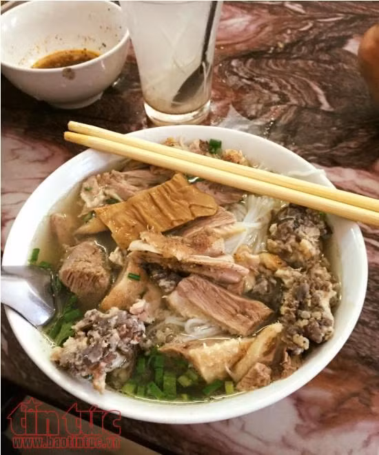 Bún ngan Nhàn, xếp hàng cũng 'chơi' ảnh 3