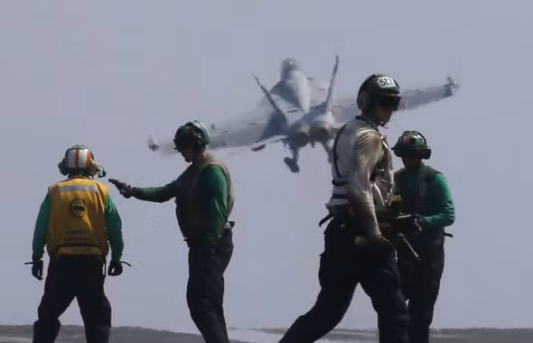 Tàu sân bay USS Carl Vinson áp sát, Mỹ và Triều Tiên tiến gần hơn đến xung đột ảnh 1