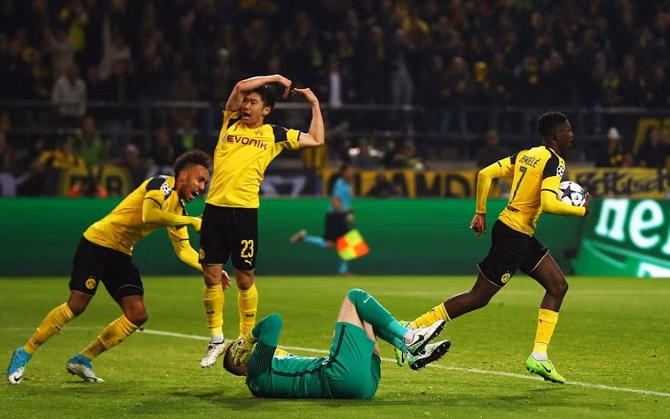 Borussia Dortmund bại trận sau chưa đầy một ngày vụ nổ bom xe buýt ảnh 6