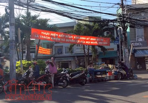 Băng rôn tuyên truyền, biển báo cấm 'thất thủ' với buôn bán, hàng rong ảnh 3