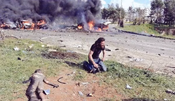 Rúng động cảnh nhiếp ảnh gia bất lực khuỵu gối bên em bé Syria chết vì bom ảnh 1