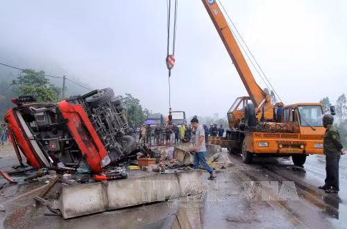 Vụ lật xe khách tại Hà Tĩnh: Hỗ trợ 5 triệu đồng đối với gia đình có người tử vong ảnh 1