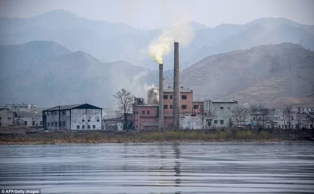 Lính Triều Tiên ăn kem, xem triển lãm giữa căng thẳng chiến tranh ảnh 14