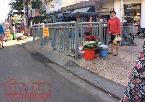 Băng rôn tuyên truyền, biển báo cấm 'thất thủ' với buôn bán, hàng rong ảnh 5