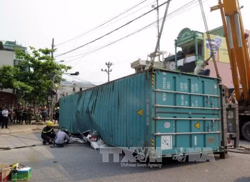 Hình ảnh sốc xe container lật đè bẹp dúm xe 4 chỗ tại Nam Định ảnh 6