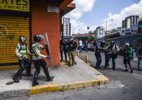 Venezuela bắt giam trên 100 người biểu tình gây bạo loạn ảnh 1