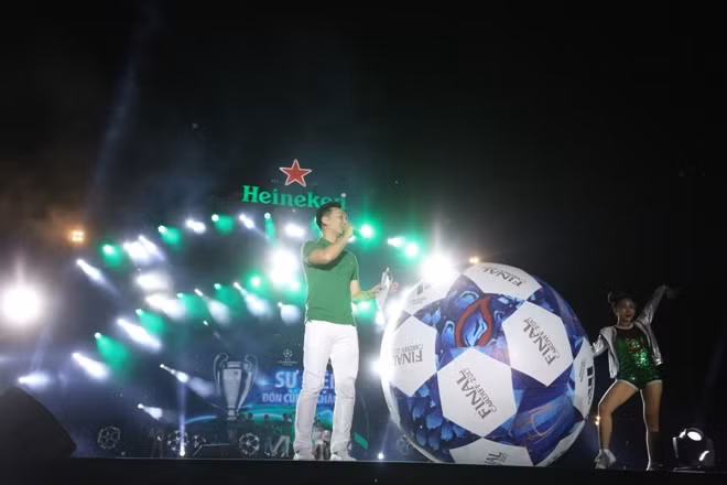 Cúp UEFA Champions League náo nhiệt sân Hàng Đẫy ảnh 6