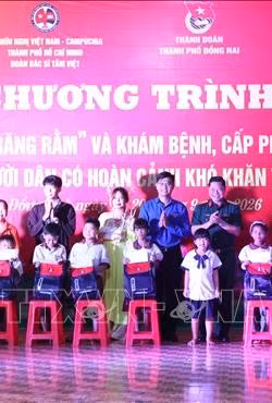 'Đêm hội trăng rằm' ấm áp đến với thiếu nhi vùng biên