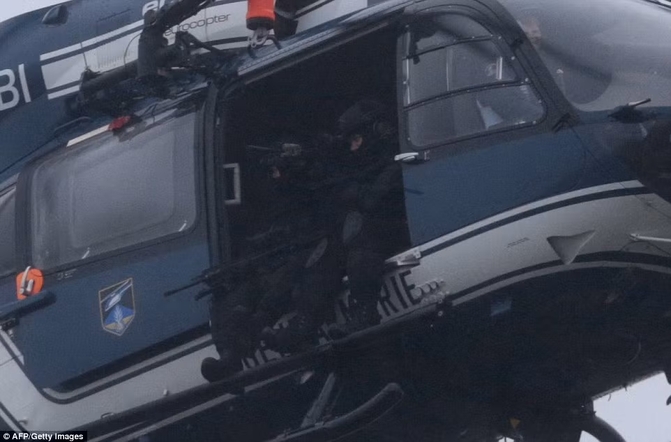 Anh em sát thủ Charlie Hebdo cố thủ cùng con tin ảnh 8