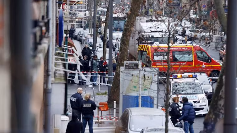 Lại nổ súng ở Paris, một cảnh sát thiệt mạng ảnh 1