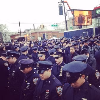 Hàng trăm cảnh sát New York quay lưng thể hiện bất mãn ảnh 4