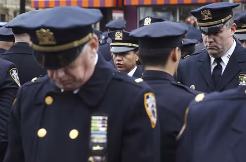 Hàng trăm cảnh sát New York quay lưng thể hiện bất mãn ảnh 5