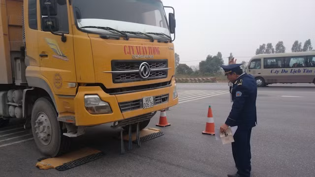 Bắt tại chỗ xe quá tải trên QL1 qua Hà Nam ảnh 1