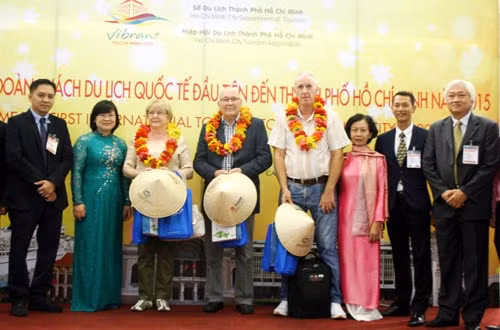 Đón du khách quốc tế đầu tiên đến TP Hồ Chí Minh ảnh 1