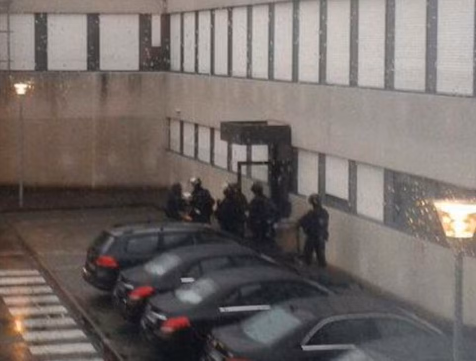 Anh em sát thủ Charlie Hebdo cố thủ cùng con tin ảnh 10