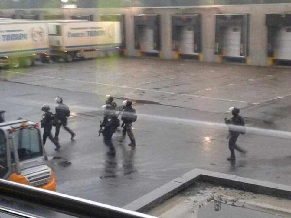 Anh em sát thủ Charlie Hebdo cố thủ cùng con tin ảnh 9