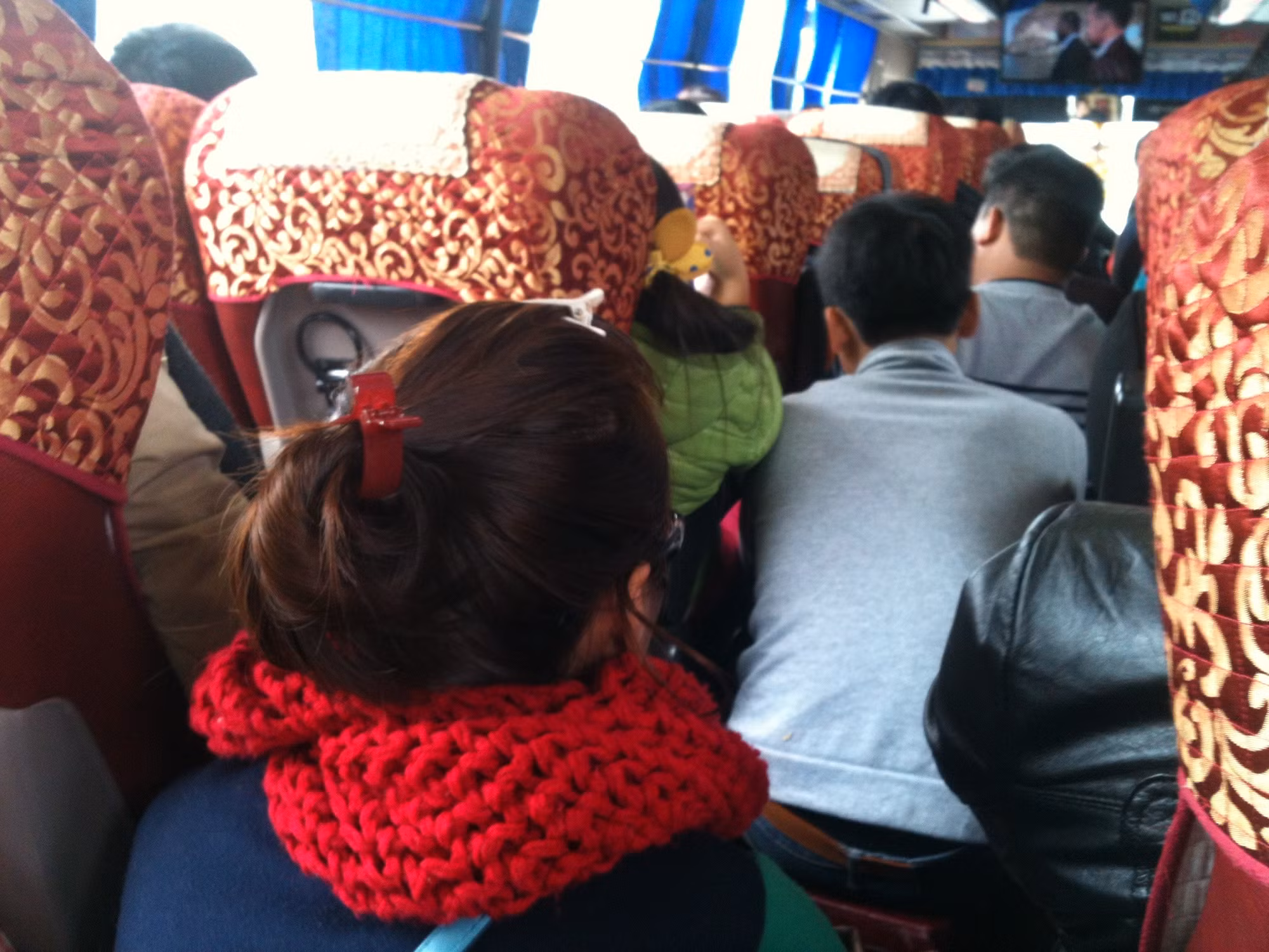 Xe nhồi nhét khách vẫn băng băng trên QL5 ảnh 1