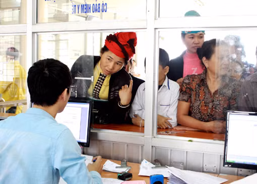Luật BHYT có hiệu lực: Người bệnh lo quyền lợi bị cắt giảm ảnh 1