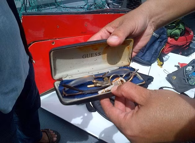 Ám ảnh mảnh vỡ máy bay QZ8501 dưới đáy biển ảnh 4