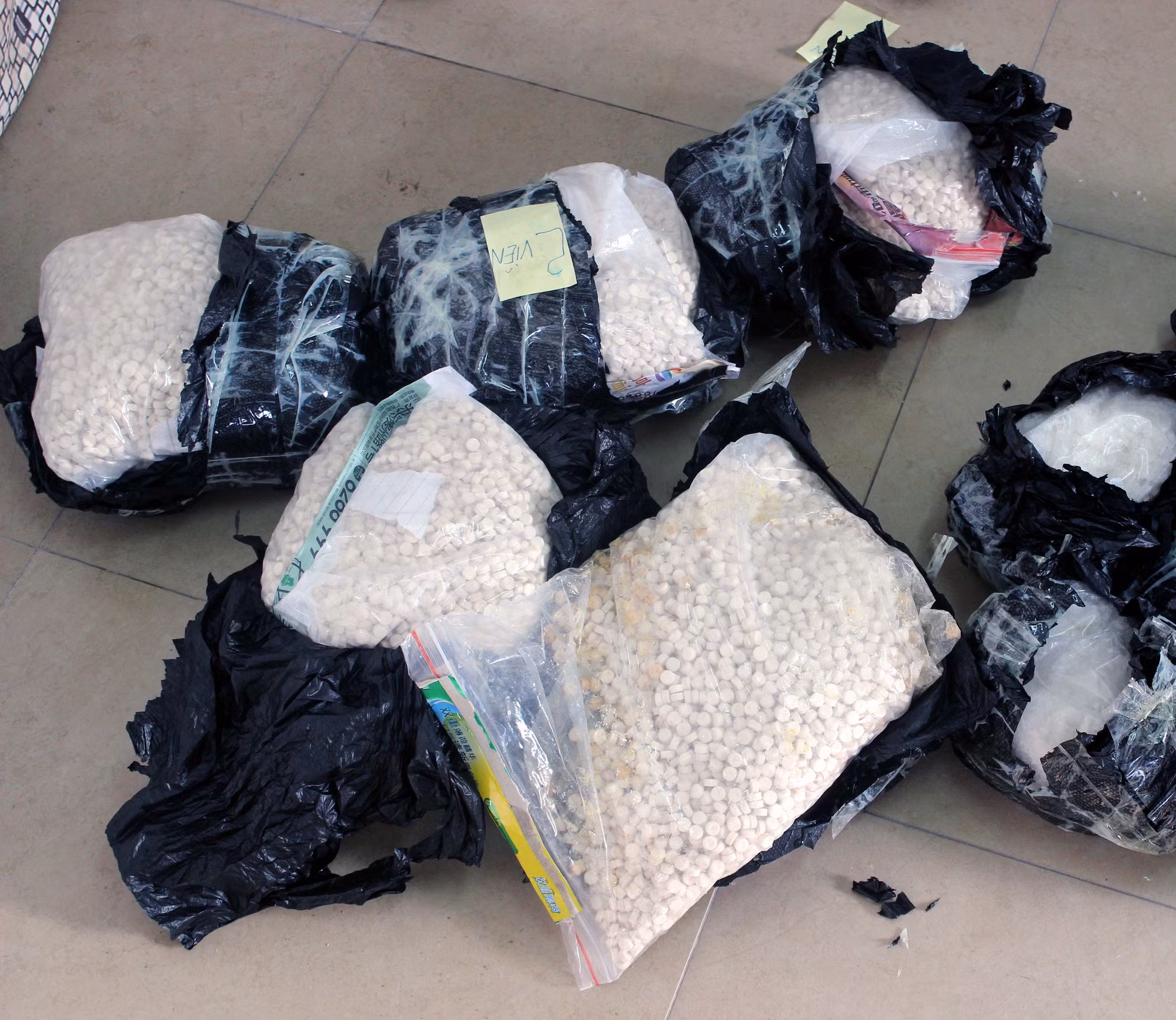Bắt đối tượng ôm 20kg ma túy nhảy xuống sông ảnh 3