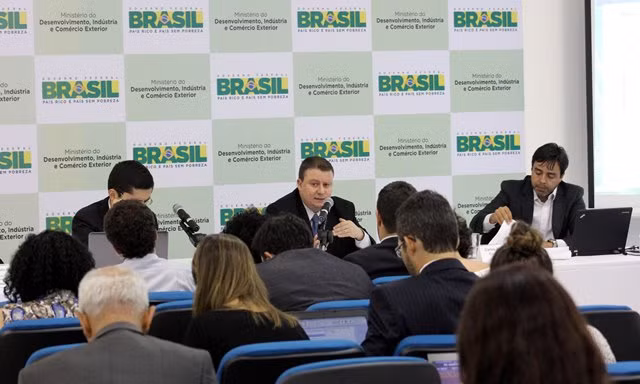 Brazil lần đầu tiên nhập siêu sau 14 năm ảnh 1