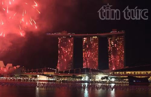 Tưng bừng pháo hoa chào Năm mới ở Singapore ảnh 1