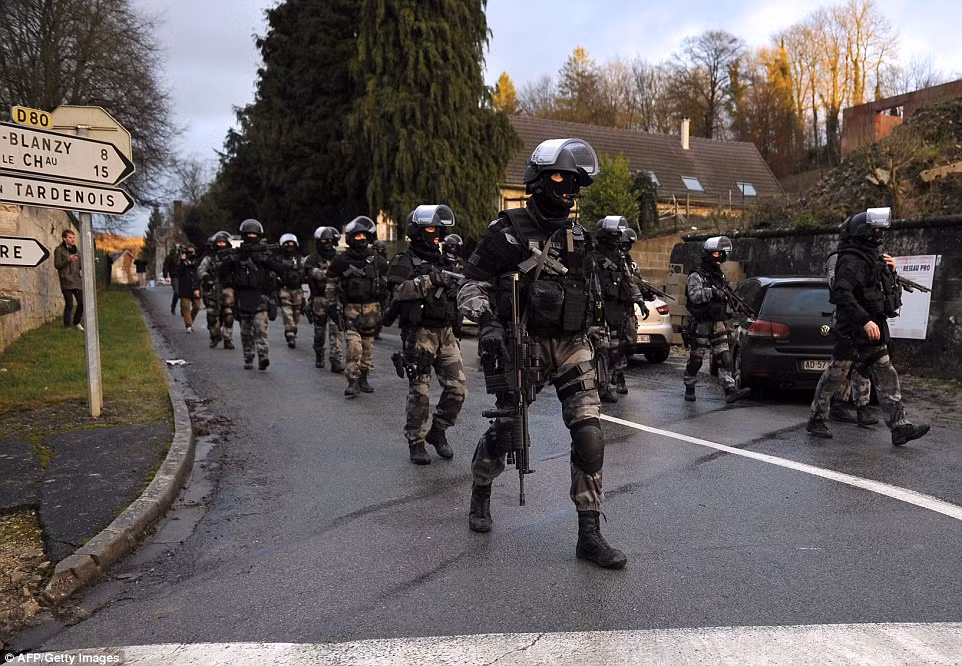 Anh em sát thủ Charlie Hebdo cố thủ cùng con tin ảnh 12