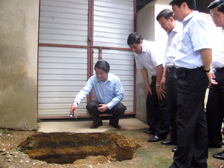 Di dời gấp những hộ bị sụt lún tại Phú Thọ ảnh 1