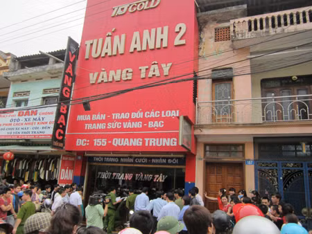 Đeo khẩu trang, dùng súng cướp tiệm vàng ảnh 3