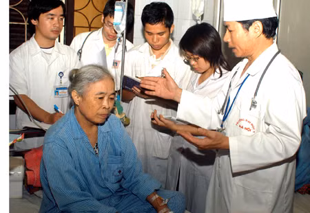 Báo động đỏ thiếu nguồn nhân lực y tế ảnh 1