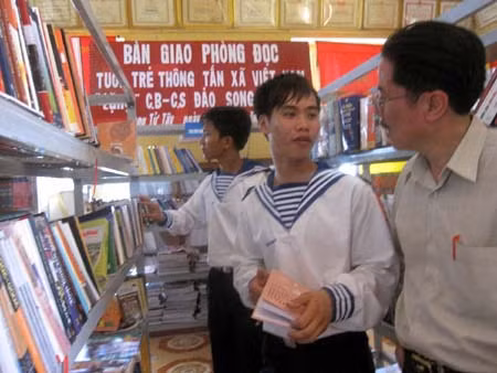 Thông tấn xã Việt Nam tặng tủ sách cho xã đảo Song Tử Tây ảnh 1