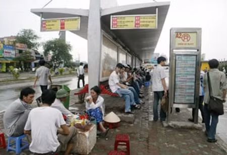 Cần dẹp hàng quán tại điểm trung chuyển xe buýt ảnh 1