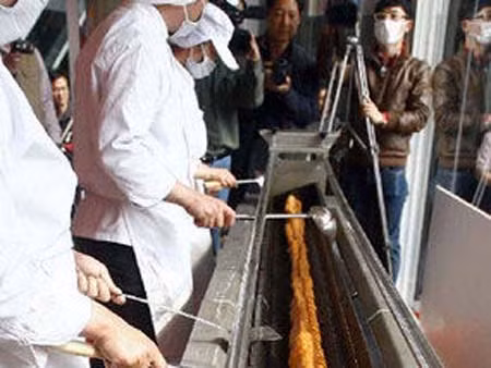 Chiếc bánh rán dài nhất thế giới ảnh 1