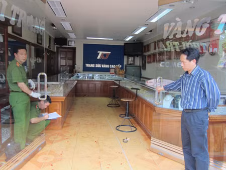 Đeo khẩu trang, dùng súng cướp tiệm vàng ảnh 1