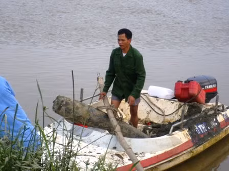 Phát hiện bom còn ngòi nổ dưới chân cầu Đò Lèn ảnh 1