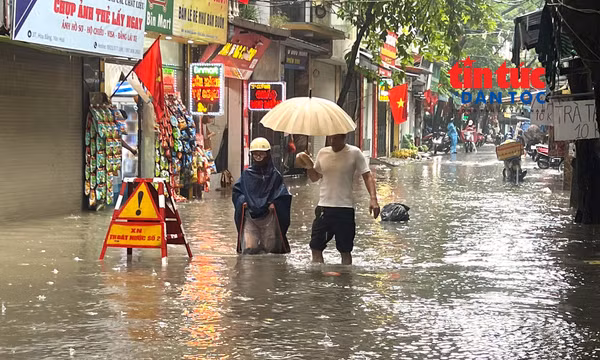 Hà Nội ngập úng, người dân bì bõm lội nước, nhiều xe chết máy