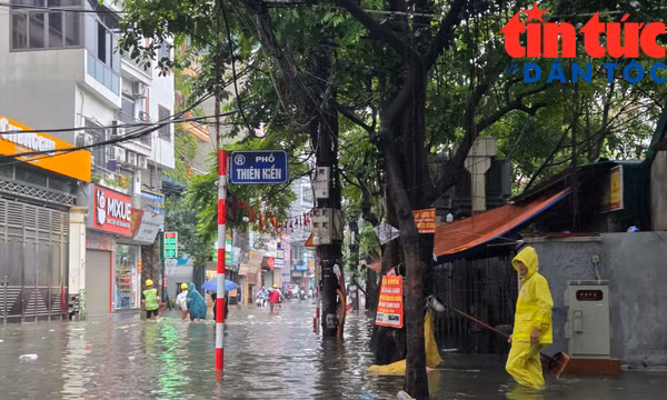 Hà Nội: Nhiều tuyến phố ngập sâu sau một đêm mưa lớn