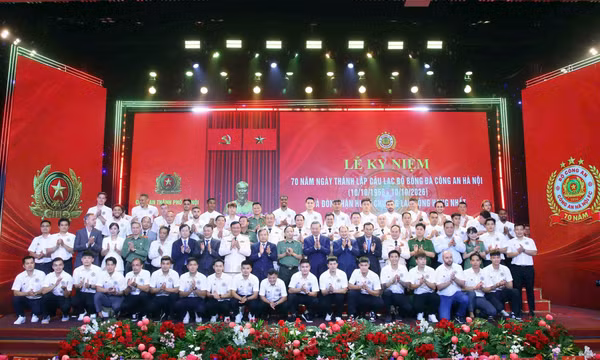 Các đại biểu chụp ảnh lưu niệm nhân lễ kỷ niệm 70 năm ngày thành lập câu lạc bộ bóng đá Công an Hà Nội. Ảnh: CAHN.