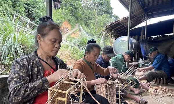 Đại biểu Quốc hội tỉnh Tuyên Quang Hoàng Ngọc Định phát biểu tại cuộc họp thảo luận tại tổ.