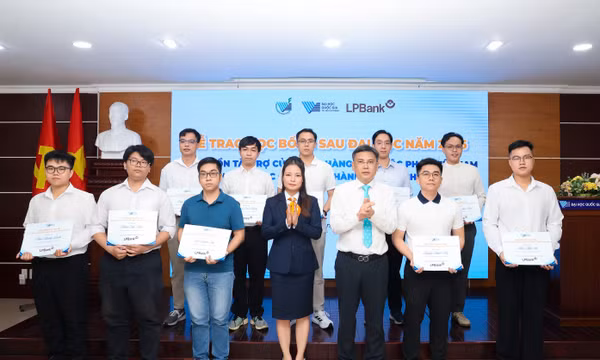LPBank trao gần 1,8 tỷ đồng học bổng sau đại học cho ĐHQG TP Hồ Chí Minh